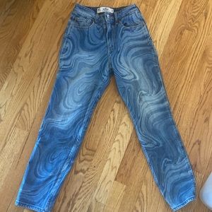 Super cute! Hollister curvy high rise mom jean. Great used condition!
